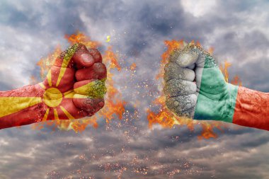 İki Makedonya bayrağı ile yumruk ve Bulgaristan birbirlerine karşı karşıya mücadele için hazır