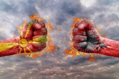 İki Makedonya bayrağı ile yumruk ve Arnavutluk birbirlerine karşı karşıya mücadele için hazır