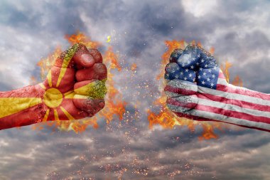 İki Makedonya bayrağı ile yumruk ve ABD birbirlerine karşı karşıya mücadele için hazır
