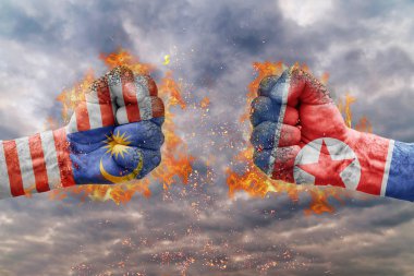 İki Malezya bayrağı ile yumruk ve Kuzey Kore birbirlerine karşı karşıya mücadele için hazır