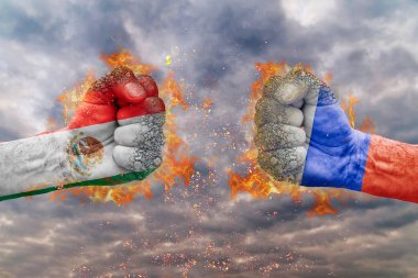 İki Meksika bayrağı ile yumruk ve Rusya birbirlerine karşı karşıya mücadele için hazır