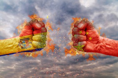 İki Moldova bayrağı ile yumruk ve Çin birbirlerine karşı karşıya mücadele için hazır