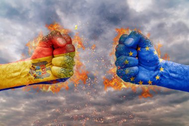 İki Moldova bayrağı ile yumruk ve AB birbirlerine karşı karşıya mücadele için hazır