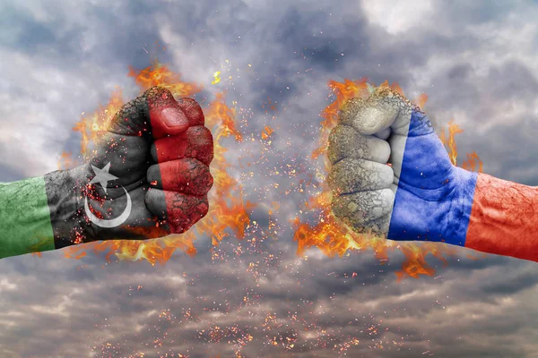 İki Libya bayrağı ile yumruk ve Rusya birbirlerine karşı karşıya mücadele için hazır