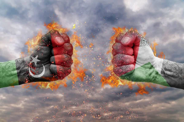 İki Libya bayrağı ile yumruk ve Sudan birbirlerine karşı karşıya mücadele için hazır