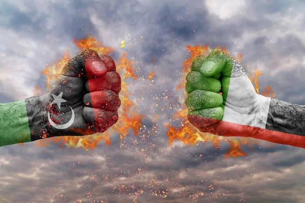 İki Libya bayrağı ile yumruk ve Birleşik Arap Emirlikleri birbirlerine karşı karşıya mücadele için hazır