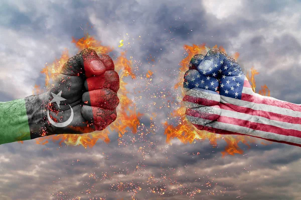 İki Libya bayrağı ile yumruk ve ABD birbirlerine karşı karşıya mücadele için hazır