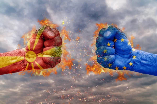 Due pugni con la bandiera della Macedonia e dell'UE si fronteggiano pronti per la lotta — Foto Stock