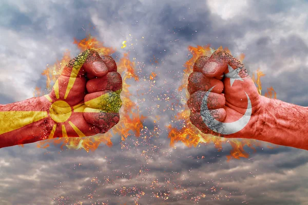 Due pugni con la bandiera di Macedonia e Turchia si sono affrontati pronti per la lotta — Foto Stock