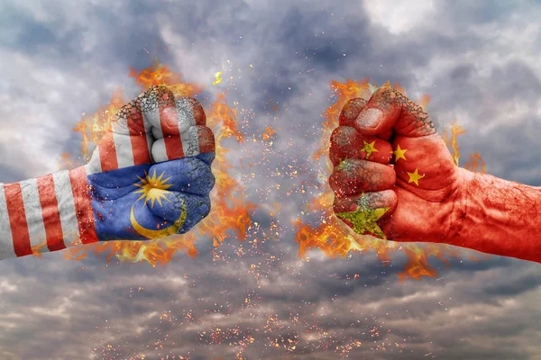 İki Malezya bayrağı ile yumruk ve Çin birbirlerine karşı karşıya mücadele için hazır