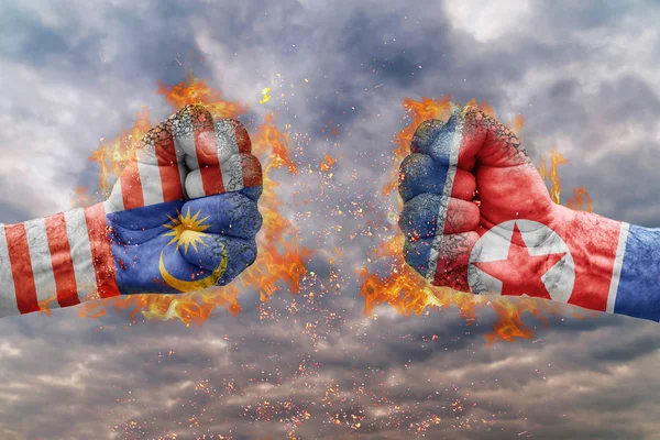 İki Malezya bayrağı ile yumruk ve Kuzey Kore birbirlerine karşı karşıya mücadele için hazır