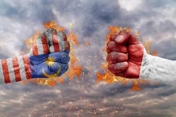 İki Malezya bayrağı ile yumruk ve Endonezya birbirlerine karşı karşıya mücadele için hazır