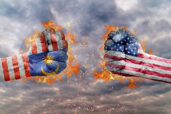 İki Malezya bayrağı ile yumruk ve ABD birbirlerine karşı karşıya mücadele için hazır