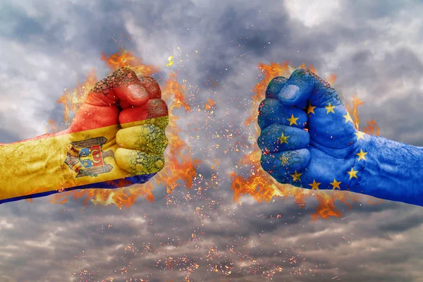 İki Moldova bayrağı ile yumruk ve AB birbirlerine karşı karşıya mücadele için hazır