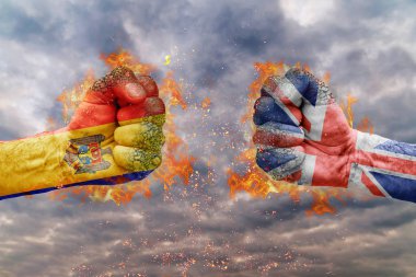 İki Moldova bayrağı ile yumruk ve Büyük Britanya'nın birbirlerine karşı karşıya mücadele için hazır