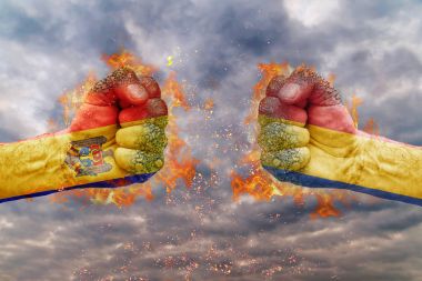 İki Moldova bayrağı ile yumruk ve Romanya birbirlerine karşı karşıya mücadele için hazır