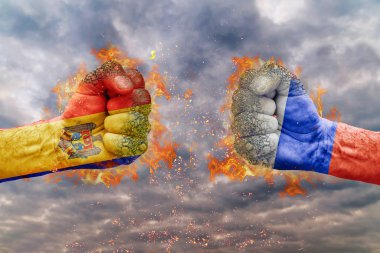 İki Moldova bayrağı ile yumruk ve Rusya birbirlerine karşı karşıya mücadele için hazır