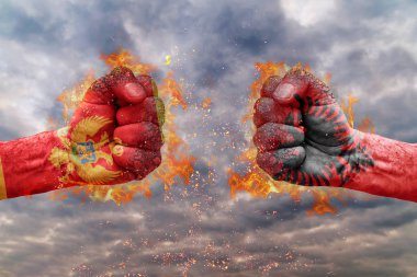 İki Karadağ bayrağı ile yumruk ve Arnavutluk birbirlerine karşı karşıya mücadele için hazır