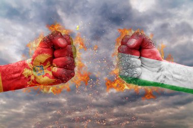 İki Karadağ bayrağı ile yumruk ve İtalya karşısında birbirlerine mücadele için hazır