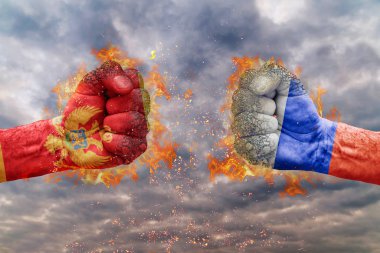 İki Karadağ bayrağı ile yumruk ve Rusya birbirlerine karşı karşıya mücadele için hazır