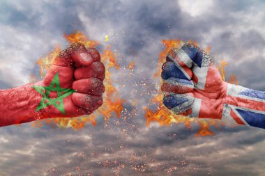 İki Fas bayrağı ile yumruk ve Büyük Britanya'nın birbirlerine karşı karşıya mücadele için hazır
