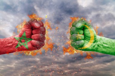 İki Fas bayrağı ile yumruk ve Moritanya birbirlerine karşı karşıya mücadele için hazır