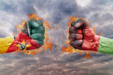 İki Mozambik bayrağı ile yumruk ve Malavi birbirlerine karşı karşıya mücadele için hazır