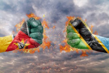 İki Mozambik bayrağı ile yumruk ve Tanzanya birbirlerine karşı karşıya mücadele için hazır
