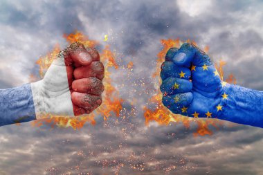 Hollanda bayrağı ile iki yumruk ve AB birbirlerine karşı karşıya mücadele için hazır