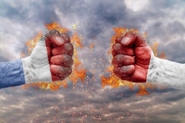 Hollanda bayrağı ile iki yumruk ve Endonezya birbirlerine karşı karşıya mücadele için hazır