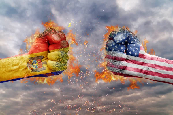 İki Moldova bayrağı ile yumruk ve ABD birbirlerine karşı karşıya mücadele için hazır