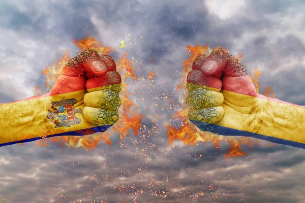 İki Moldova bayrağı ile yumruk ve Romanya birbirlerine karşı karşıya mücadele için hazır