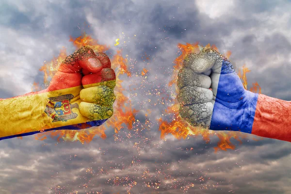 İki Moldova bayrağı ile yumruk ve Rusya birbirlerine karşı karşıya mücadele için hazır