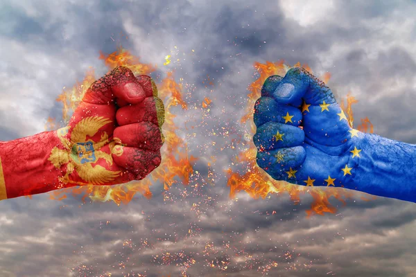 İki Karadağ bayrağı ile yumruk ve AB birbirlerine karşı karşıya mücadele için hazır