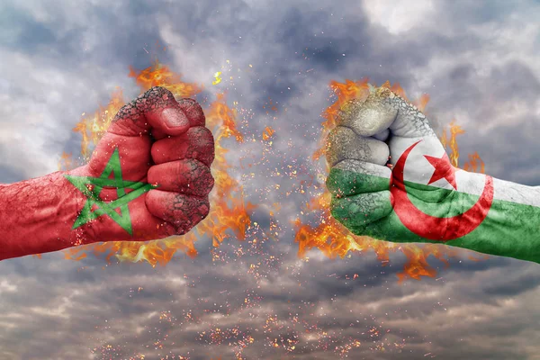 İki Fas bayrağı ile yumruk ve Alegria birbirlerine karşı karşıya mücadele için hazır