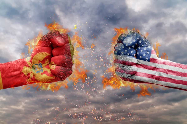 Два кулак з прапор Чорногорії та США стикаються один на одного готові до боротьби — стокове фото