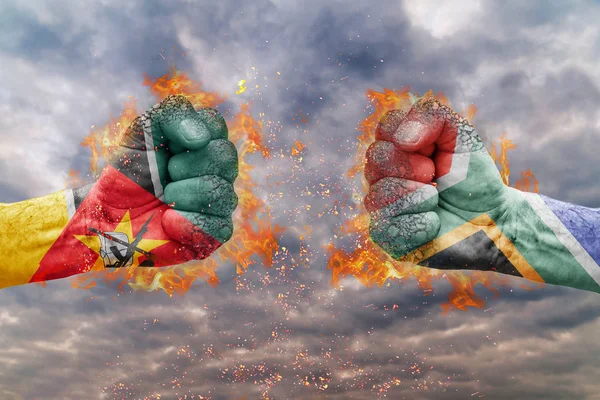 Due pugni con la bandiera del Mozambico e del Sudafrica si sono affrontati pronti per la lotta — Foto Stock