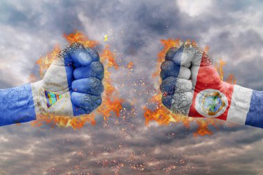 Nikaragua bayrağı ile iki yumruk ve Kosta Rika birbirlerine karşı karşıya mücadele için hazır