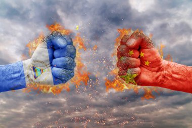 Nikaragua bayrağı ile iki yumruk ve Çin birbirlerine karşı karşıya mücadele için hazır