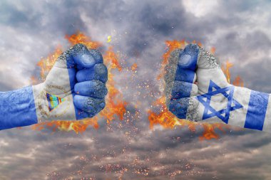 Nikaragua bayrağı ile iki yumruk ve İsrail birbirlerine karşı karşıya mücadele için hazır