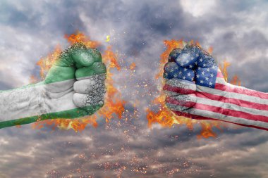 İki Nijerya bayrağı ile yumruk ve ABD birbirlerine karşı karşıya mücadele için hazır