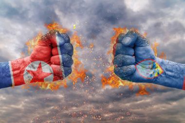 Kuzey Kore bayrağı ile iki yumruk ve Guam birbirlerine karşı karşıya mücadele için hazır