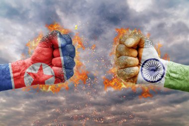 Kuzey Kore bayrağı ile iki yumruk ve Hindistan birbirlerine karşı karşıya mücadele için hazır