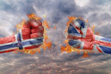 Norveç bayrağı ile iki yumruk ve Büyük Britanya'nın birbirlerine karşı karşıya mücadele için hazır