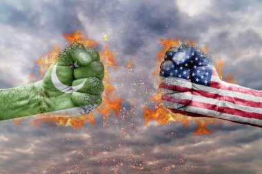 İki Pakistan bayrağı ile yumruk ve ABD birbirlerine karşı karşıya mücadele için hazır