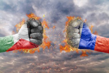 İki Filistin bayrağı ile yumruk ve Rusya birbirlerine karşı karşıya mücadele için hazır