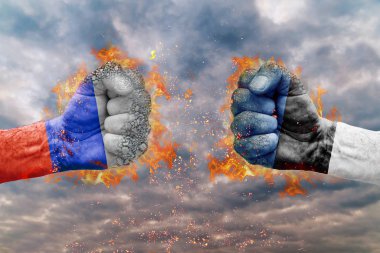 İki Rusya bayrağı ile yumruk ve Estonya birbirlerine karşı karşıya mücadele için hazır