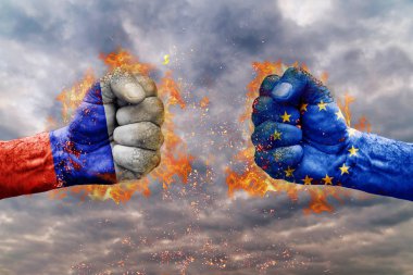 İki Rusya bayrağı ile yumruk ve AB birbirlerine karşı karşıya mücadele için hazır