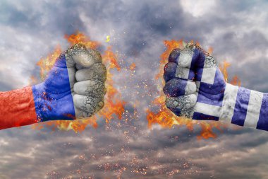 İki Rusya bayrağı ile yumruk ve Yunanistan birbirlerine karşı karşıya mücadele için hazır