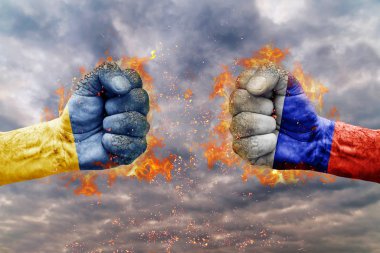 İki Rusya bayrağı ile yumruk ve Ukrayna birbirlerine karşı karşıya mücadele için hazır